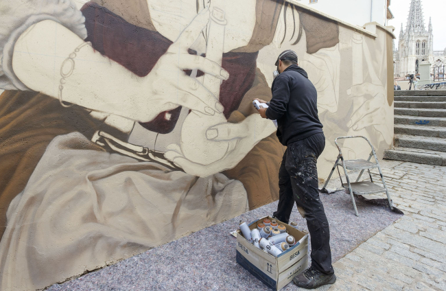Christian Sasa trabaja en el mural del Callejón de las Brujas. SANTI OTERO