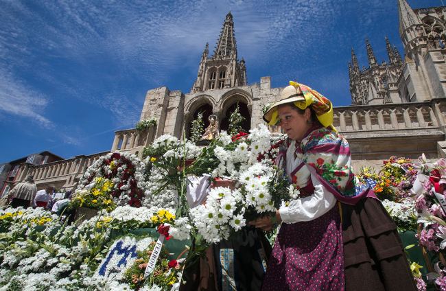 Ofrenda de flores a Santa María la Mayor. TOMÁS ALONSO