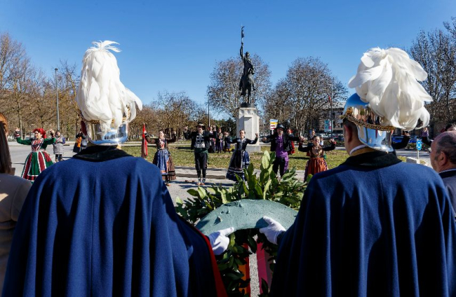 Dos policías locales vestidos con uniforme de gala portaron la corona de laurel que fue colocada a los pies del Conde Diego Porcelos, fundador de Burgos en el año 885. ICAL