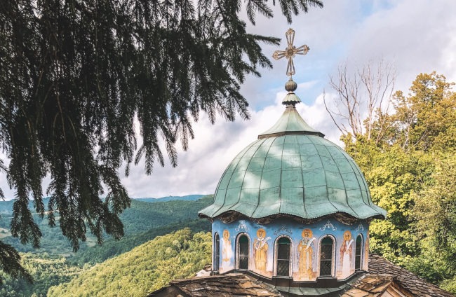 Serna en su visita a un monasterio de Bulgaria, uno de sus destinos recomendados. R.S.