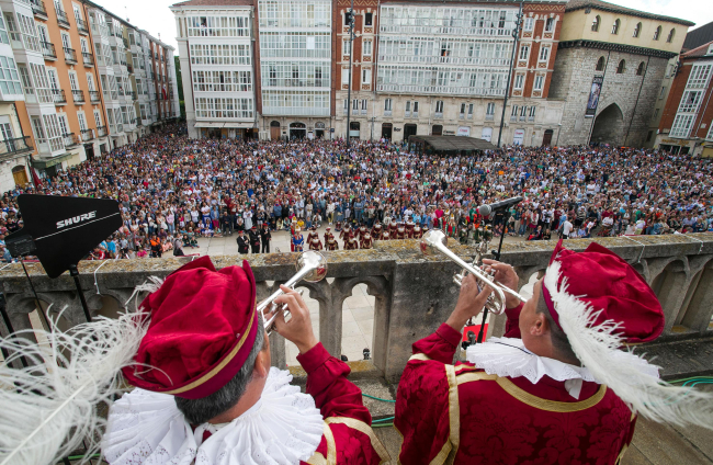 Clarines en la interpretación del Himno a Burgos en las fiestas de San Pedro 2022. TOMÁS ALONSO