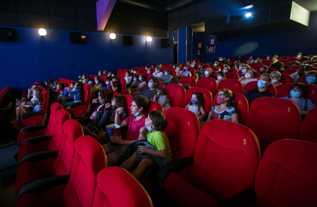 Espectadores disfrutan de una película con mascarillas debido a las restricciones por la covid.  TOMÁS ALONSO