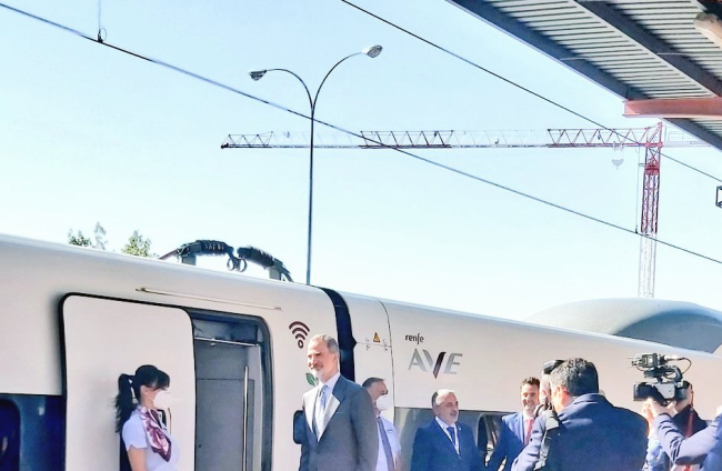 Felipe VI a punto de empezar el viaje en AVE a Burgos. FOTOS: RENFE Y ADIF