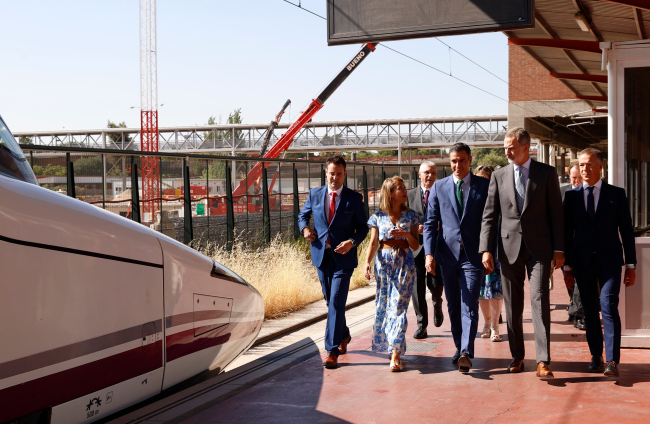 El Rey camina por el andén de la estación madrileña de Chamartín acompañado del presidente del Gobierno, la ministra de Transportes y el alcalde de Burgos, entre otras autoridades. FOTOS: CASA REAL