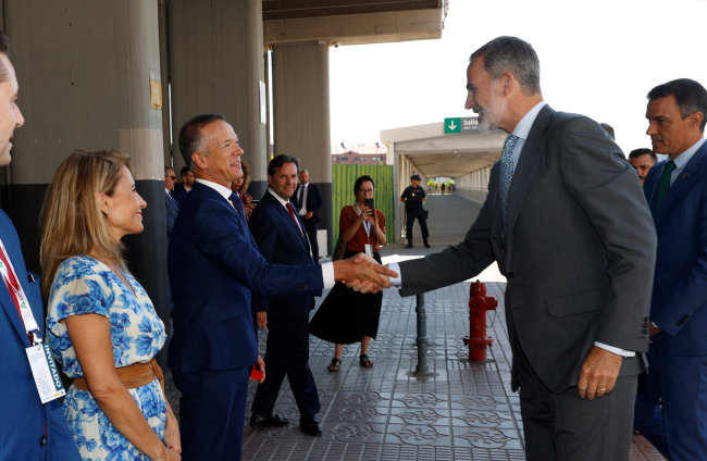 El Rey saluda al presidente del Senado, el burgalés Ander Gil, a su llegada a Chamartín. FOTOS: CASA REAL