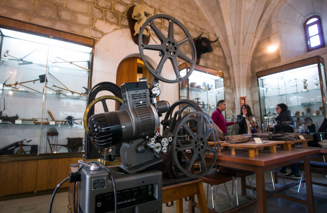 Otro de los proyectores de las primeras imágenes destinadas a la enseñanza de las ciencias y que llegaron a Burgos hacia 1900.