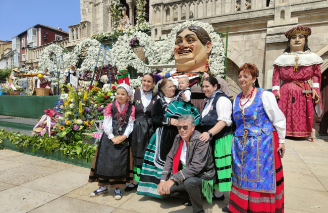 Instante de la Ofrenda Floral a Santa María la Mayor.