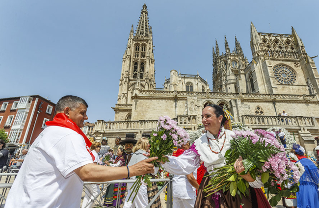 Instante de la Ofrenda Floral a Santa María la Mayor.