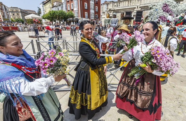 Instante de la Ofrenda Floral a Santa María la Mayor.