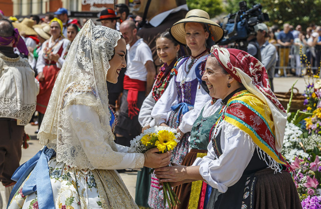 Instante de la Ofrenda Floral a Santa María la Mayor.