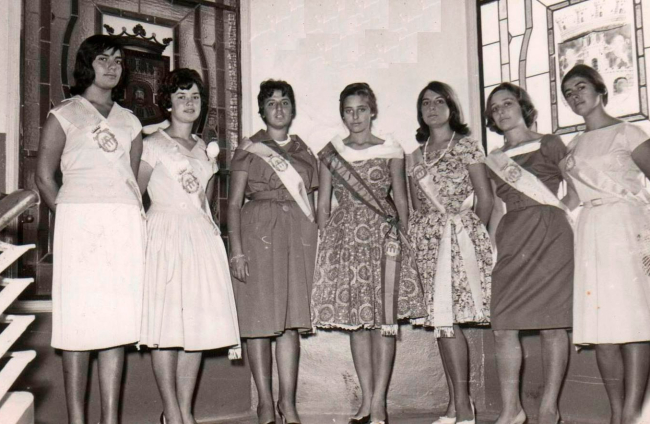 Reina y damas en la escalera del Ayuntamiento de Aranda. 1959