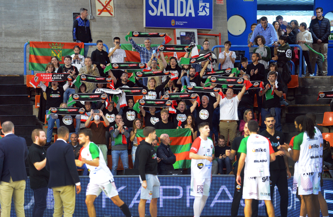 Imagen del partido entre el Grupo Ureta Tizona y Grupo Alega Cantabria.