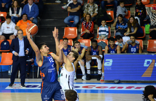 Imagen del partido entre el Grupo Ureta Tizona y Grupo Alega Cantabria.