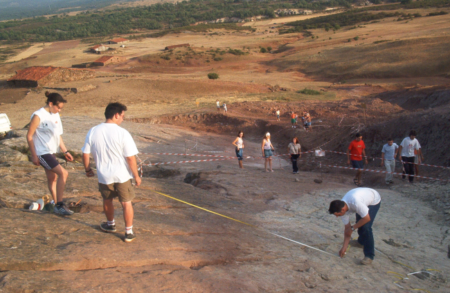 Excavación de las icnitas de Costalomo en 2003.