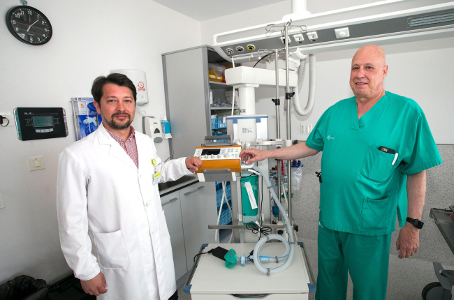 El doctor Alejandro López, coordinador de la atención a la mordedura de víbora, y el doctor Francisco Callado, coordinador del grupo de intoxicación de Urgencias. TOMÁS ALONSO