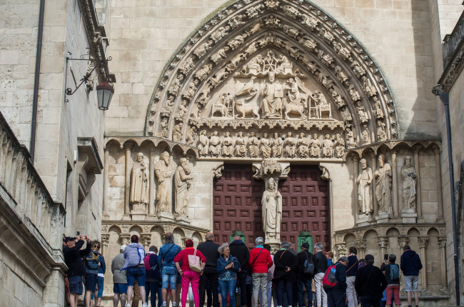 Imagen de turistas frente a la puerta del Sarmental de la Catedral.