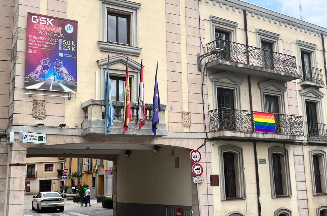 La bandera LGTBI cuelga de nuevo de la fachada del Ayuntamiento de Aranda