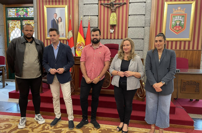 Imagen de la alcaldesa, la portavoz y el portavoz del PSOE; Daniel de la Rosa con representantes de Espacio Seguro.