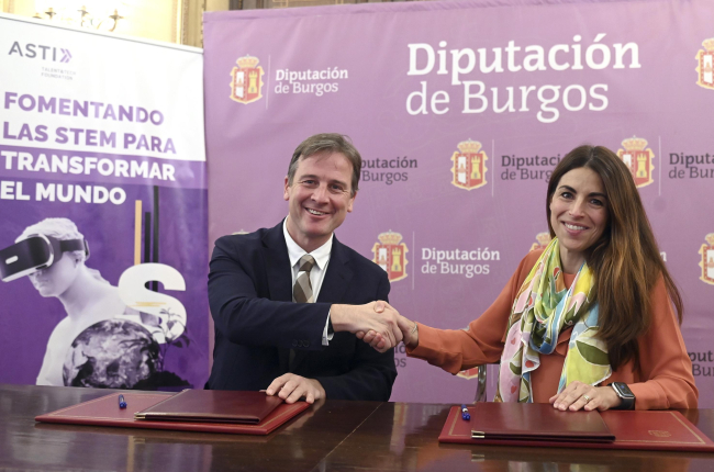 Borja Suárez y Verónica Pascual firman el acuerdo.