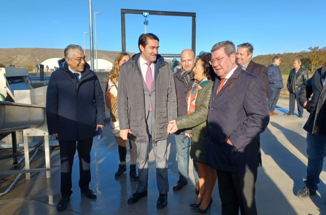 Juan Carlos Suárez-Quiñones ha visitado la renovada depuradora de aguas residuales de Castrojeriz. ECB