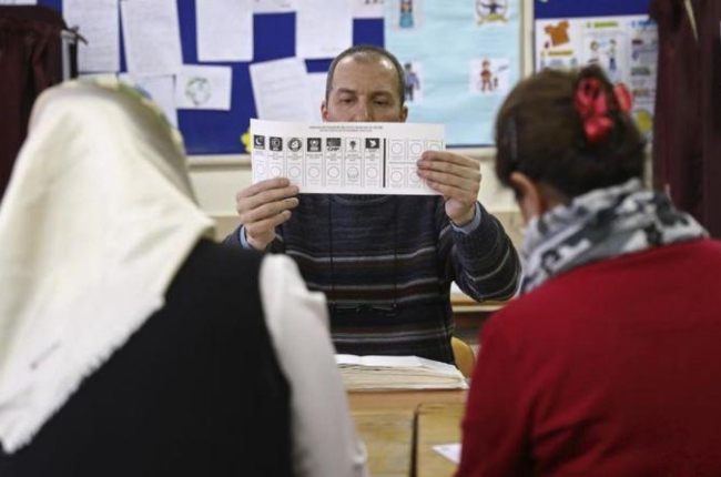 Votantes en un colegio electoral de Ankara.-ALI UNAL (AP)