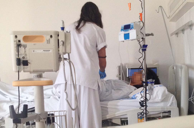 Una enfermera atiende a una paciente en el área de Neumología del Hospital Universitario de Burgos (HUBU). / ECB