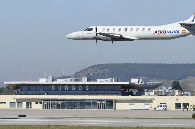 Una aeronave se dispone a aterrizar en el aeropuerto de Villafría. ECB