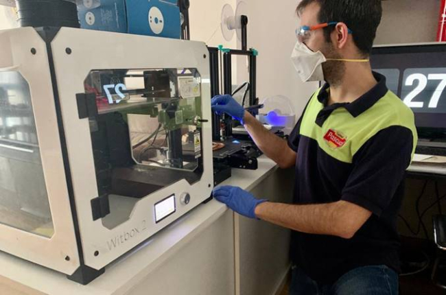 Un operario de Pascual Aranda emplea una impresora 3D para fabricar piezas. ECB