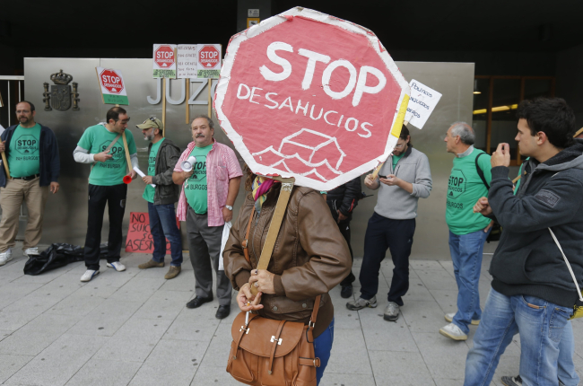 Una protesta de los voluntarios de la Plataforma de Afectados por las Hipotecas ante los juzgados de Burgos para frenar un desahucio. R. G. O.