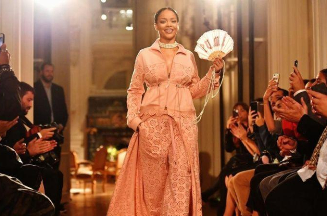Rihanna desfila en París.-Pascal Le Segretain