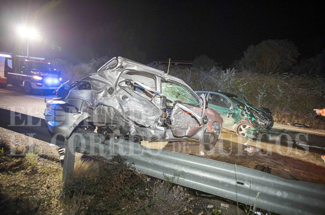 Los dos vehículos, ambos de la marca Peugeot, quedaron completamente destrozados tras el impacto, que se produjo a la altura de la residencia de San Miguel del Monte. DPC FOTÓGRAFO