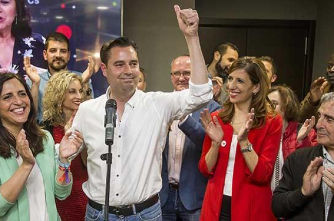 De la Rosa festeja el resultado con miembros de su candidatura.-SANTI OTERO