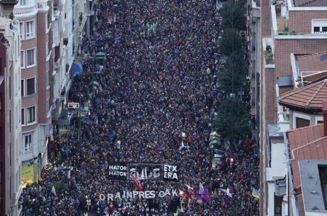 Miles de personas manifestándose en Bilbao contra la política de dispersión de presos de ETA.-EL PERIÓDICO