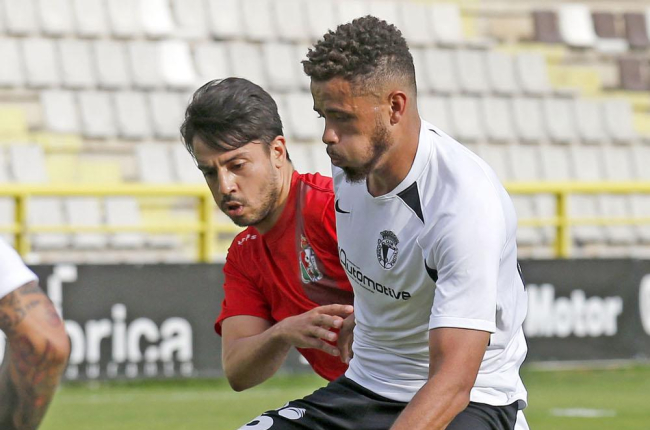Marcelo Santos protege el balón en el choque contra el Real Burgos.-SANTI OTERO