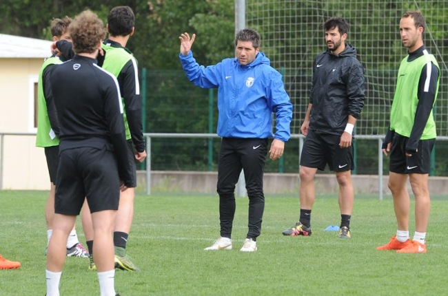 Nacho Fernández da instrucciones a sus jugadores durante una sesión de trabajo en Castañares.-Israel L. Murillo
