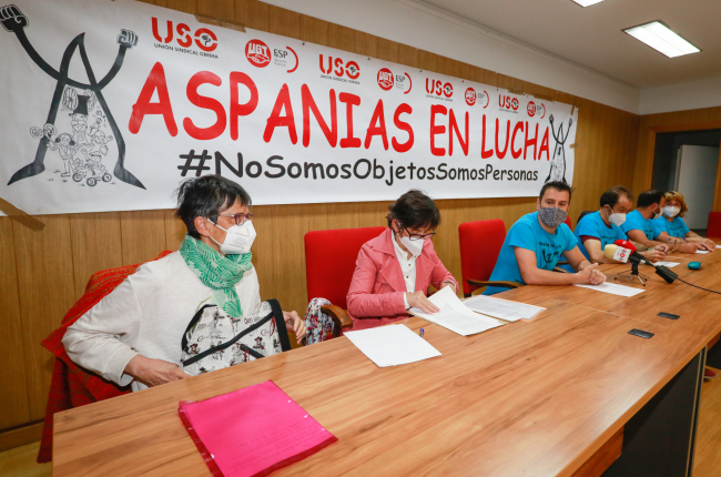 Familiares de Aspanias Cambia y representantes de los trabajadores de Aspanias, durante la rueda de prensa. TOMÁS ALONSO