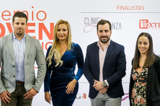 Christian Queipo, Marta González Barbero, Rodrigo Quevedo y Marta González Fuente, en la gala del Premio Joven Empresario 2022. SANTI OTERO