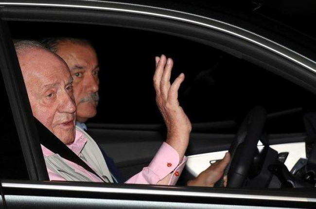 El rey Juan Carlos, a su llegada, este viernes por la noche, a la clínica Quirón de Pozuelo de Alarcón (Madrid).-EFE / KIKO HUESCA