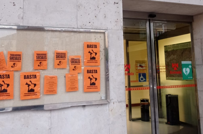 Carteles reivindicativos de las trabajadoras sociales a las puertas del Ayuntamiento de Burgos. ECB