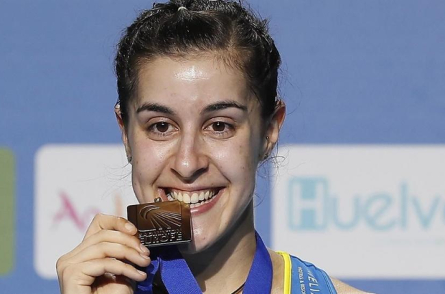 Carolina Marin, con su medalla de oro europea.-EFE