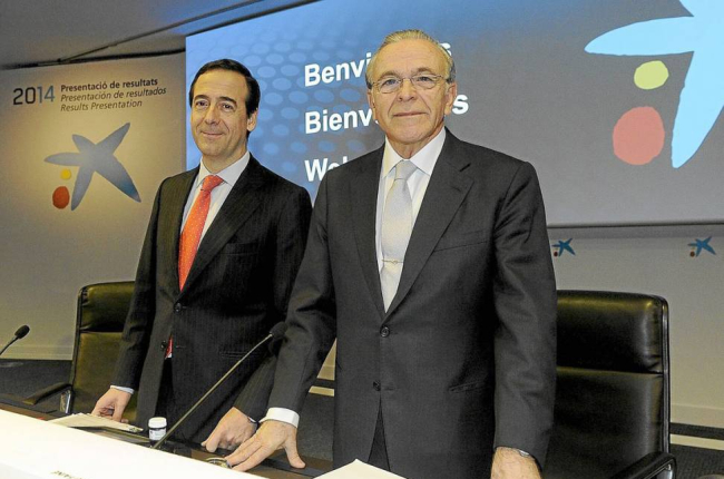 El presidente, Isidro Fainé, y Gonzalo Gortázar, consejero delegado en su comparecencia de ayer.-ECB