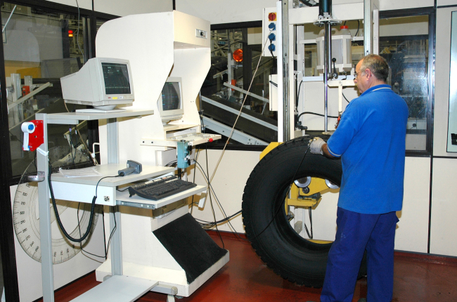 Un operario trabajando en la fábrica de Michelin Aranda
