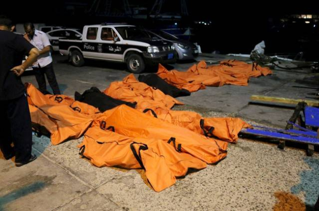 Varios cadáveres de inmigrantes recuperados de las aguas tras el hundimiento de un navío frente a la localidad libia de Zuwara.-Foto:   REUTERS / HANI AMARA