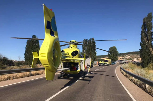 Un helicóptero medicaliado trasladó a uno de los heridos.