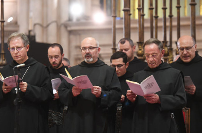 Los monjes benedictinos de Silos cantan en la Catedral. ICAL