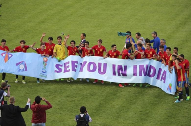 Los jugadores de la selección española sub-17 celebran la clasificación pata el Mundial tras meterse en semifinales del Europeo.-SEFUTBOL