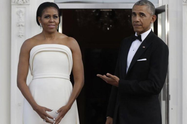 Michelle Obama escoge un traje de Brandon Maxwell, el diseñador favorito de Lady Gaga.-AP / MANUEL BALCE CENETA