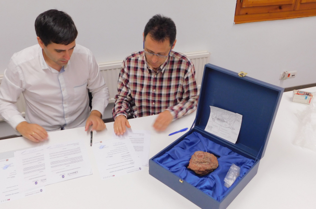 El director del Museo Luberri, Gorka Martín, entrega el cráneo descubierto en los 80 al director del Museo de Dinosaurios de Salas, Fidel Torcida. ECB