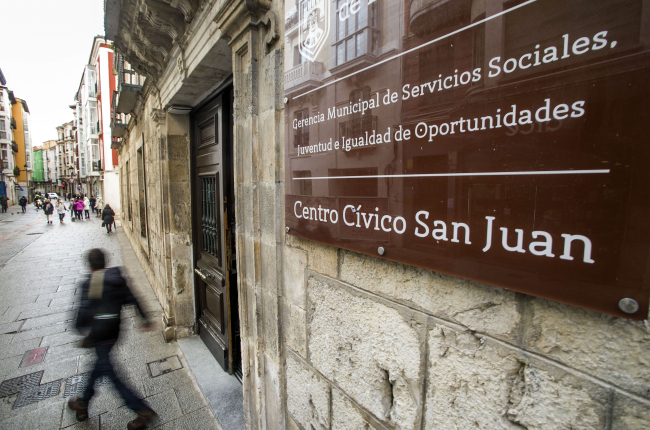 Una persona sale del Centro Cívico de San Juan donde se encuentra la Concejalía de Juventud del Ayuntamiento de Burgos. TOMÁS ALONSO