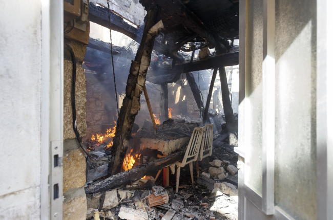 Interior de un inmueble devastado por el incendio de Quintanilla del Coco. SANTI OTERO